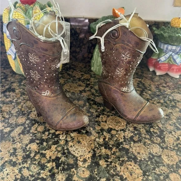 Brown Floral vase with lights for flowers. 2 set of boots
8 X 6 inches - Picture 1 of 5